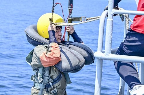 낙하산 견인 훈련 체험 직전 배 후미에 매달린 연합뉴스 김준태 기자