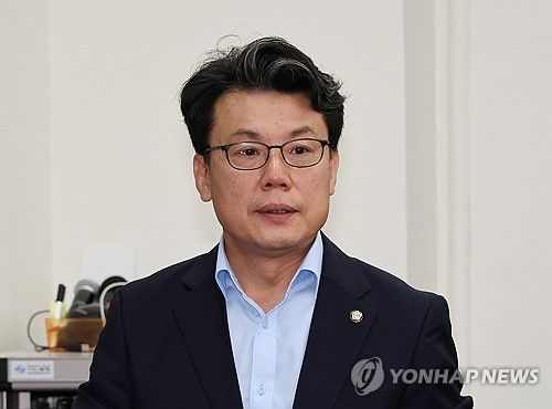 최고위원회의 참석하는 진성준 정책위의장