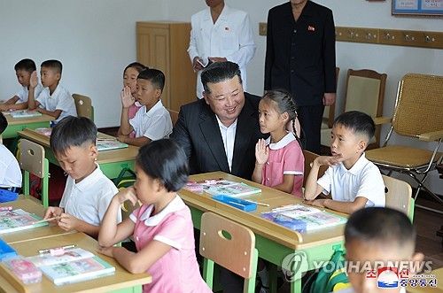 북한 김정은, 수해지역 학생들 교육준비정형 요해