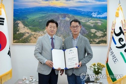 김석윤 제주문화예술재단 이사장(오른쪽)