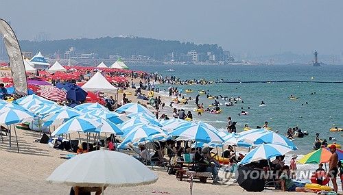 경포해수욕장 찾은 피서객들