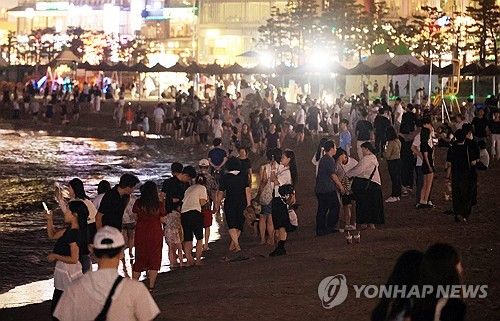 부산 역대급 열대야 해변 북적