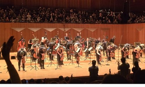 고잉홈프로젝트의 연주에 환호하는 관객들