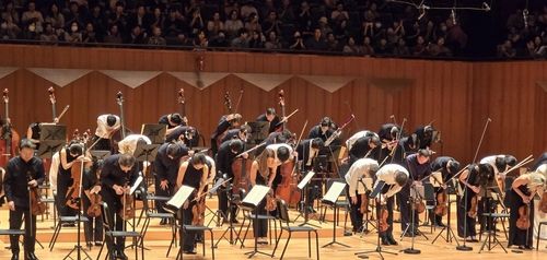 관객에게 인사하는 고잉홈프로젝트 단원들