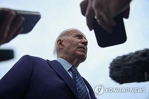 메릴랜드주 공항에서 기자들의 질문을 받고 있는 바이든 