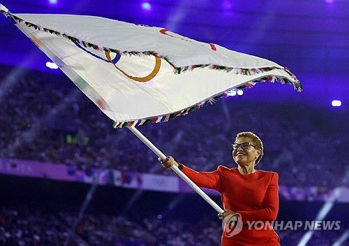 지난 11일(현지시간) 파리올림픽 폐막식에서 오륜기 흔드는 캐런 배스 LA 시장