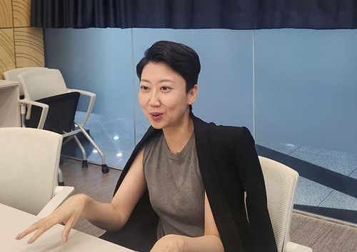 인터뷰 중인 우효원 작곡가