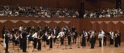 지휘자 없이 서서 공연을 준비하는 고잉홈프로젝트 단원들