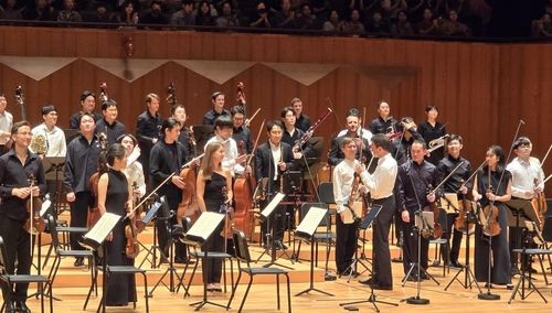 공연 시작 전 단원들과 소통하는 스베틀린 루세브 악장