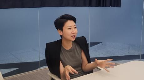 인터뷰 중인 우효원 작곡가