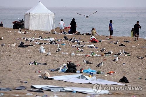 쓰레기 널브러진 해수욕장