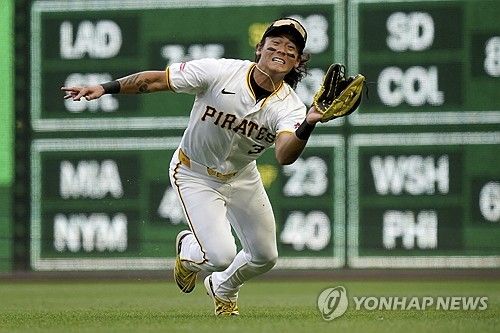 로블레스의 안타성 타구를 잡아내는 배지환