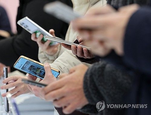 서울 서초구 삼성 강남에 갤럭시 S24 시리즈 제품이 진열되어 있다. [연합뉴스 자료사진]