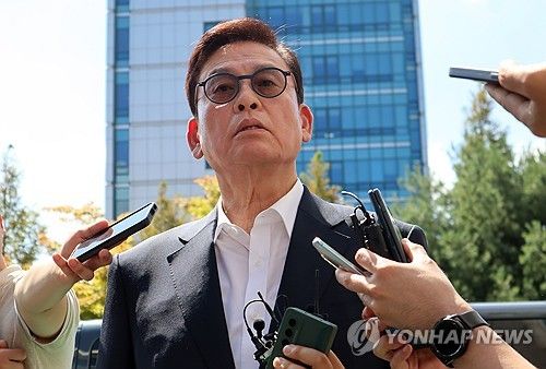 '돈 봉투 수수 의혹' 정우택 전 국회의원 영장심사