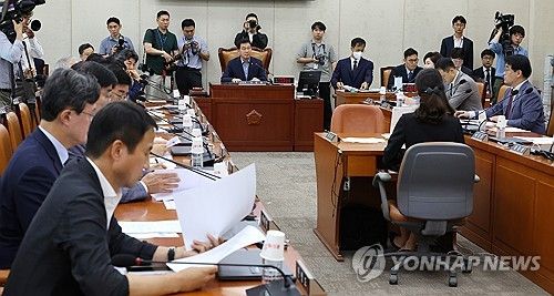 마약수사 외압 의혹 관련 청문회 논의하는 여야 위원들