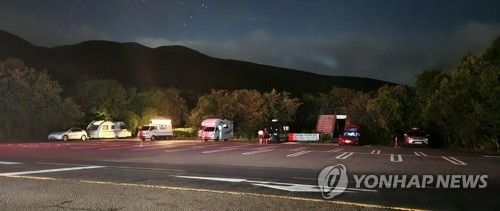 지난달 야간 한라산국립공원 내 주차장에 세워진 캠핑카들