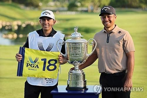 PGA 챔피언십 우승 기념 사진 찍는 쇼플리와 케이저.