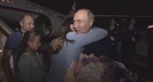 러시아에 도착해 푸틴의 영접을 받는 러시아 수감자