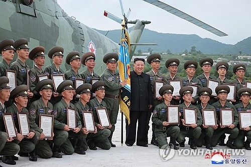 김정은, 침수지역 주민 구출에 투입됐던 헬기 부대 축하 방문