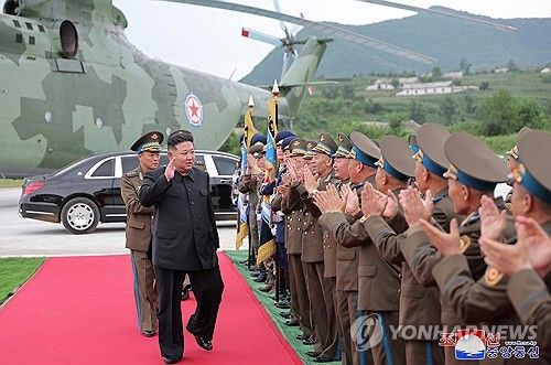 김정은, 침수지역 주민 구출에 투입됐던 헬기 부대 축하 방문