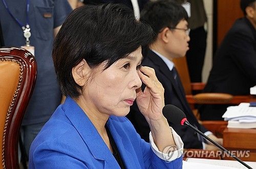 위원 발언 듣는 최민희 위원장