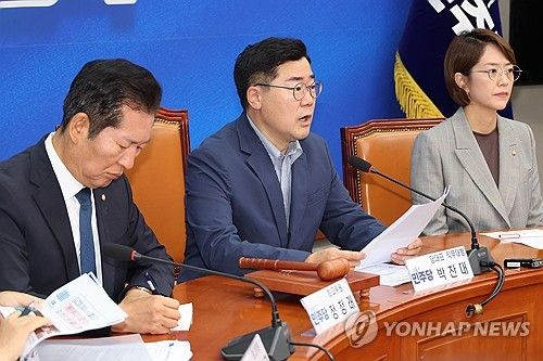 발언하는 박찬대 대표 직무대행