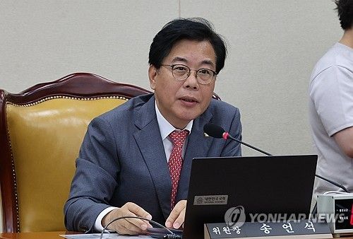 기재위 첫 회의 주재하는 송언석 위원장