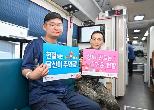 헌혈 참여 독려하는 공군 18비행단 장병들