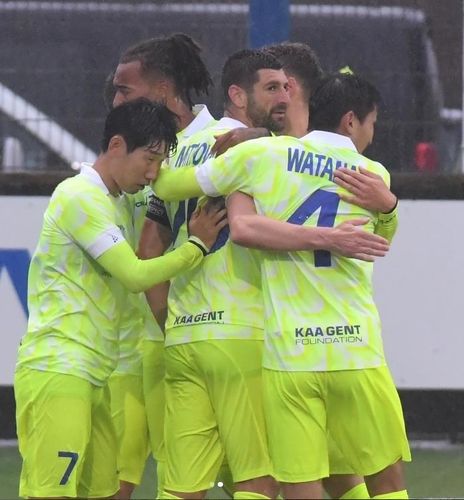 홍현석(왼쪽)과 헨트 선수단