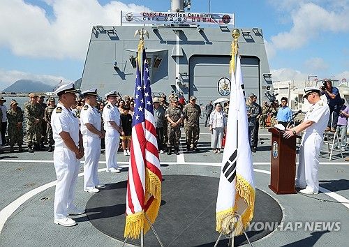 한·미 해군 간 최초 함상 진급식