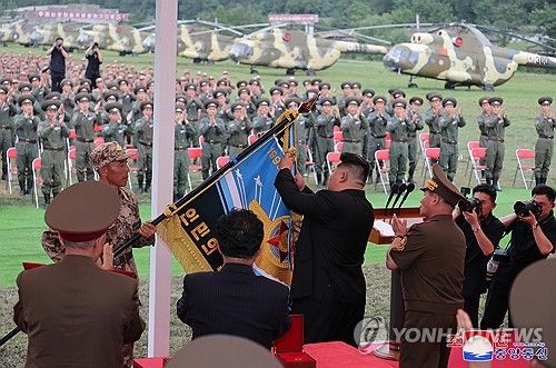 김정은, 침수지역 주민 구출에 투입됐던 헬기 부대 축하 방문