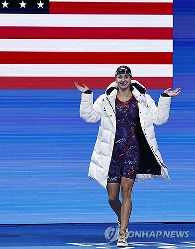 패딩 입고 입장하는 케이트 더글라스