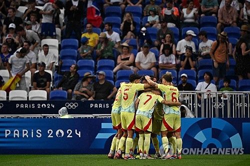 기뻐하는 스페인 선수들