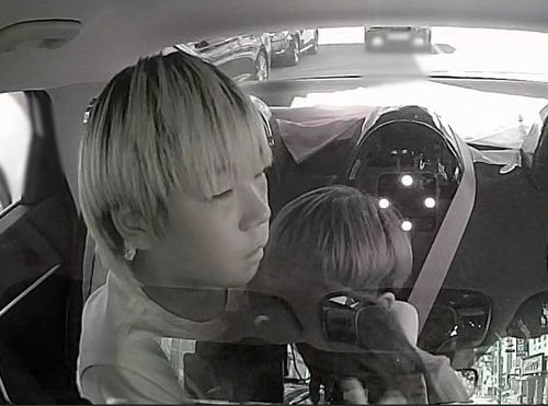 동생들 안아주는 오빠