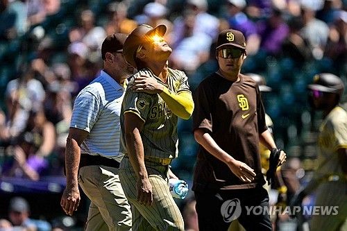 어깨를 부여잡고 더그아웃으로 향하는 김하성