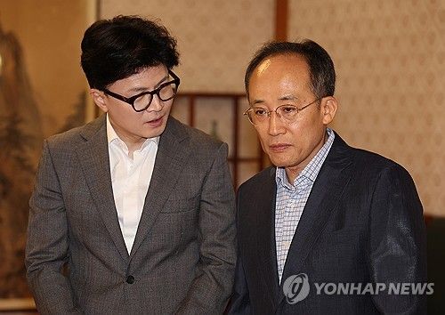 추경호 원내대표와 대화 나누는 한동훈 대표