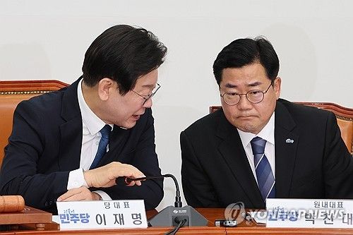 박찬대 원내대표와 대화하는 이재명 대표