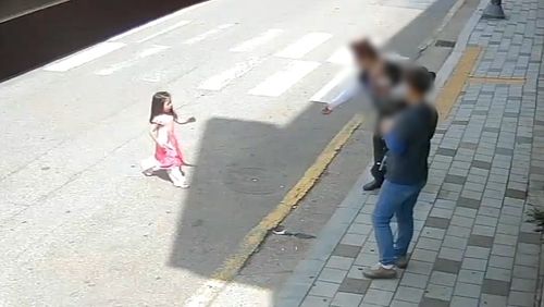 도움 요청하려 달려오는 아이