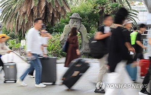 추석 연휴 앞둔 제주공항 '북적'