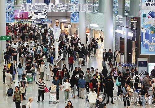이용객으로 붐비는 인천공항 면세점 구역
