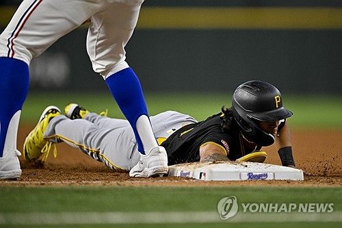 텍사스전에서 시즌 6호 도루에 성공한 배지환