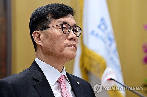 이창용 총재, 금융통화위원회 주재
