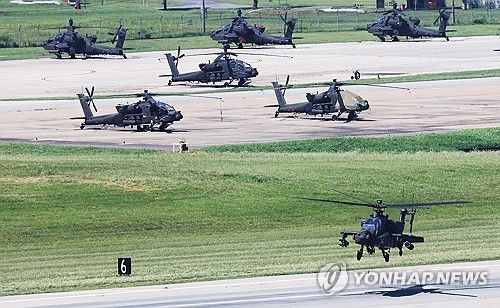 분주하게 움직이는 아파치 헬기