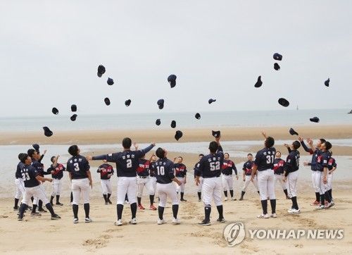 해변서 구호 외치는 덕적고 야구부원들