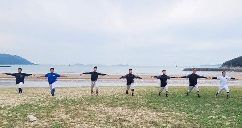 서포리 해변서 훈련하는 덕적고 야구부