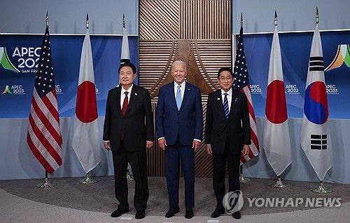APEC 행사장에서 나란히 선 한미일 정상
