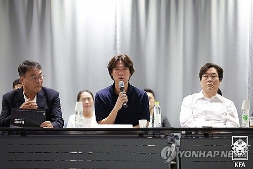 발언하는 홍명보 감독