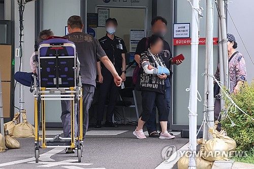 정부 "응급실 1.2%에서만 진료 제한…조만간 정상화"