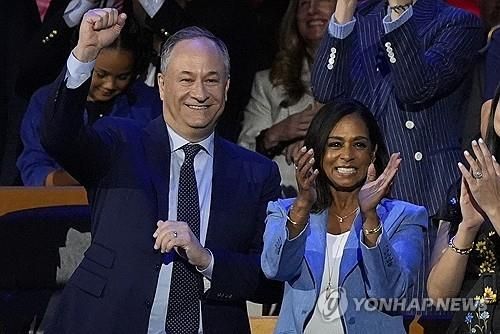 미 민주당 전당대회 행사장의 더그 엠호프(좌)와 마야 해리스