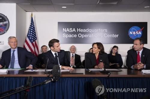 2022년 해리스가 마크롱 만날 때 배석한 필 고든(맨오른쪽)